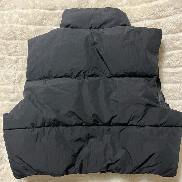 Divided H&M Women's Cropped Black Puff Vest Medium  NWT - Picture 2 of 7